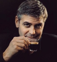Image de Goerge CLOONEY buvant du café dans la célèbre publicité.